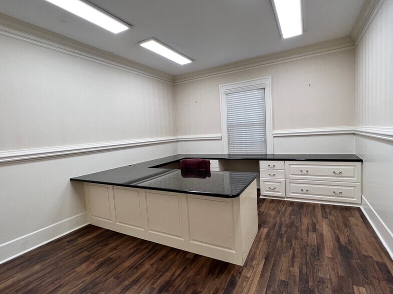 More Photos Of 1407 Calhoun St, Columbia Office For Lease