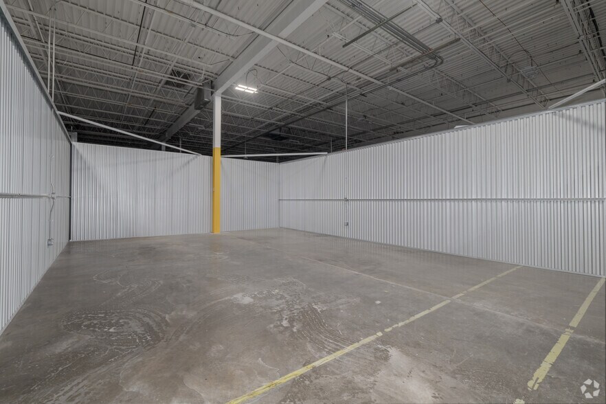 More Photos Of 900 Pressley Rd, Charlotte Warehouse For Lease