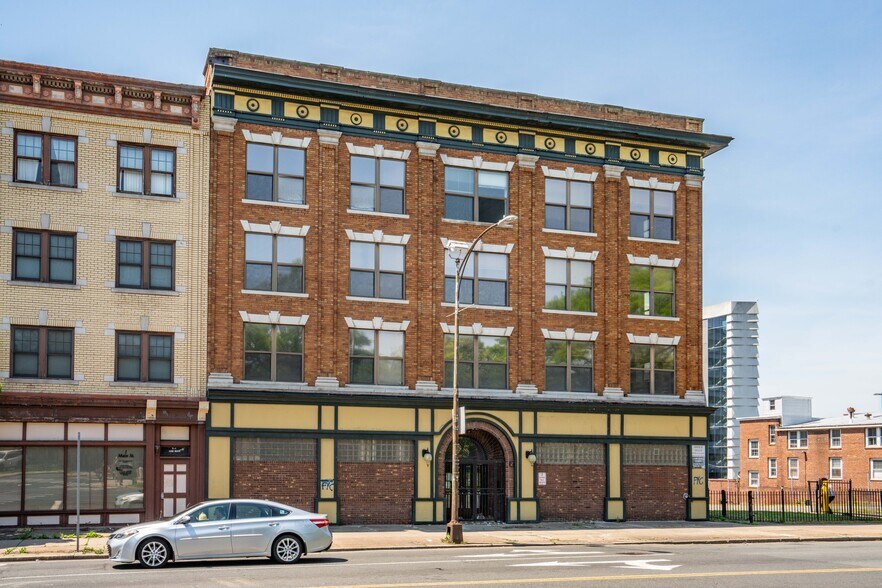 More Photos Of 29 Main St, Hartford Office Residential For Sale