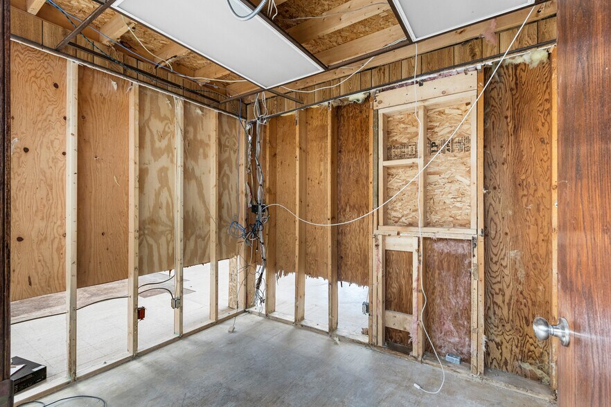 More Photos Of 5814 Calumet Ave, Manitowoc General Retail For Sale