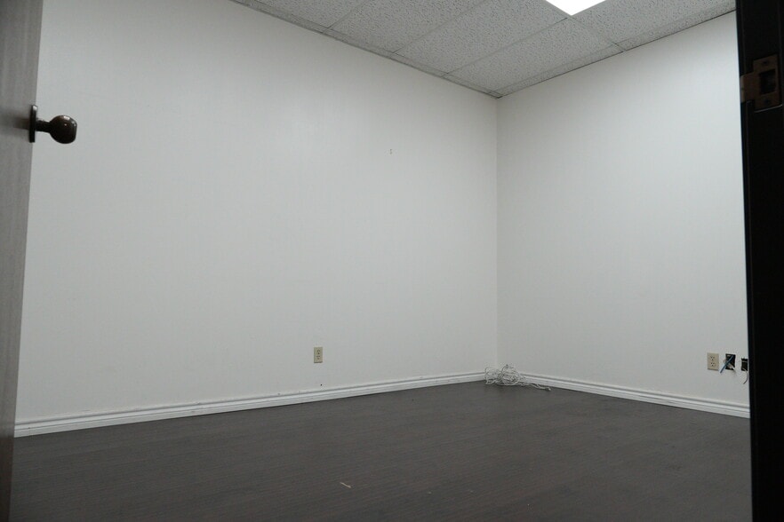 More Photos Of 501 Industrial Dr, Richardson Warehouse For Lease