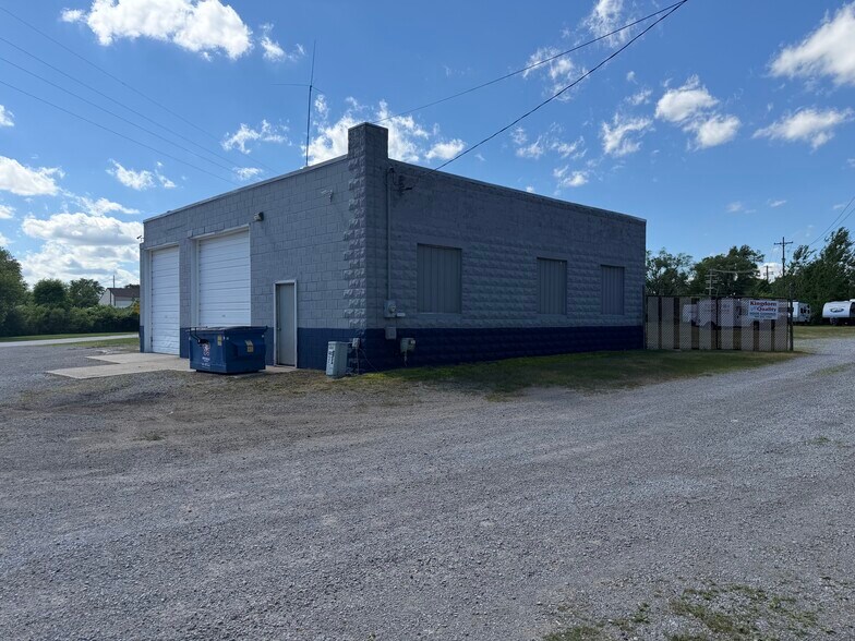 More Photos Of 201 E Grove St, Kawkawlin Flex For Lease