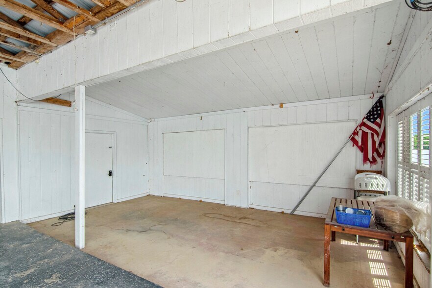 More Photos Of 27485 Cross Ln, Barnett Restaurant For Sale