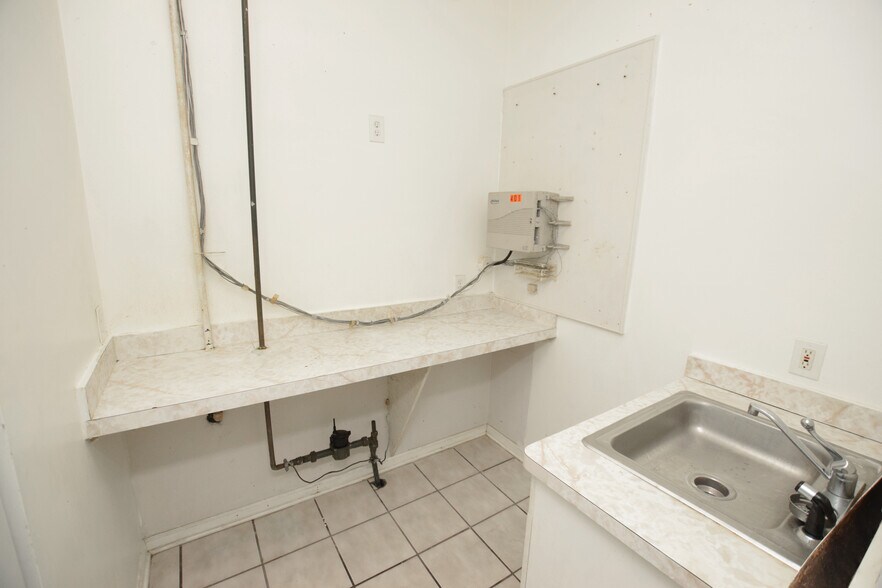 More Photos Of 401 Garland St, Flint Office For Sale