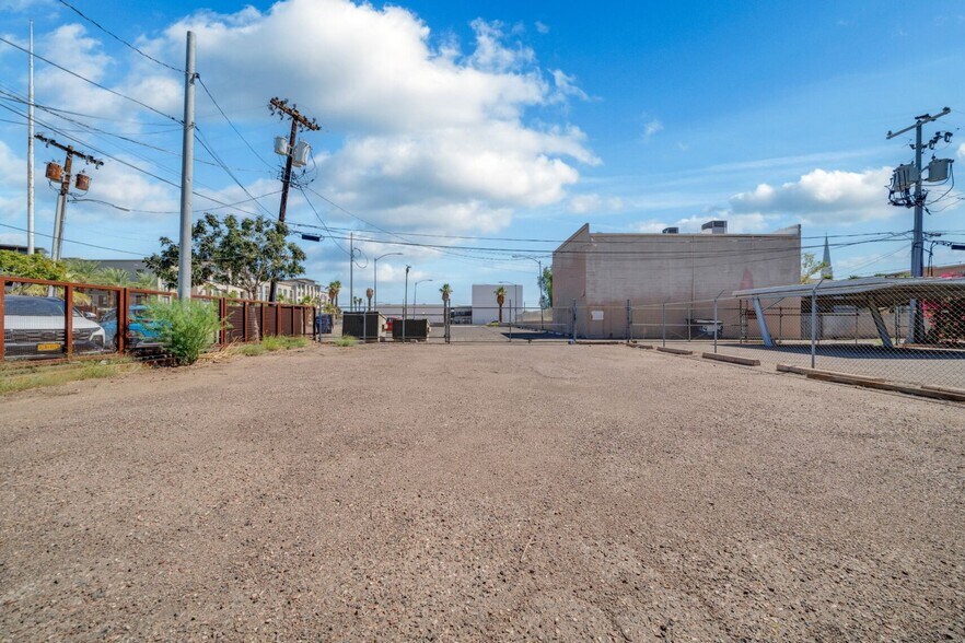 More Photos Of 1433 N 1st St, Phoenix General Retail For Lease