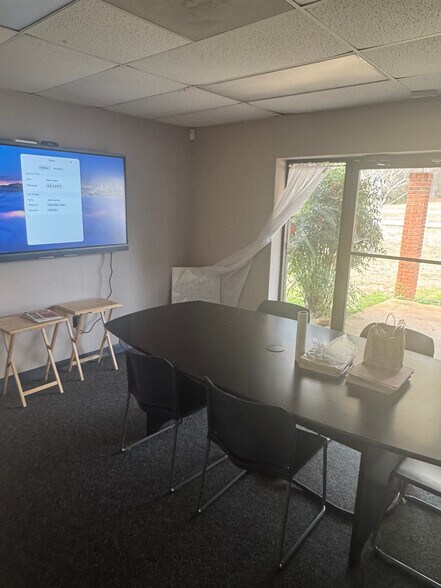 More Photos Of 450 S Chamberlain Ave, Rockwood Office For Sale