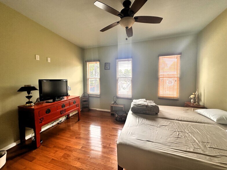 More Photos Of 1658 33rd St NW, Washington Storefront Retail Office For Sale