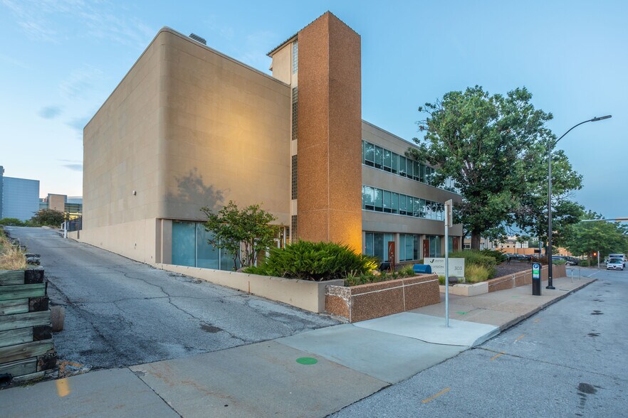 More Photos Of 303 Watson Powell Jr Way, Des Moines Office For Lease