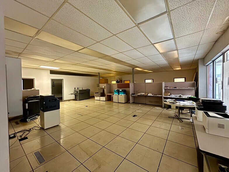 More Photos Of 1231 Roth Dr, Lansing Office For Sale
