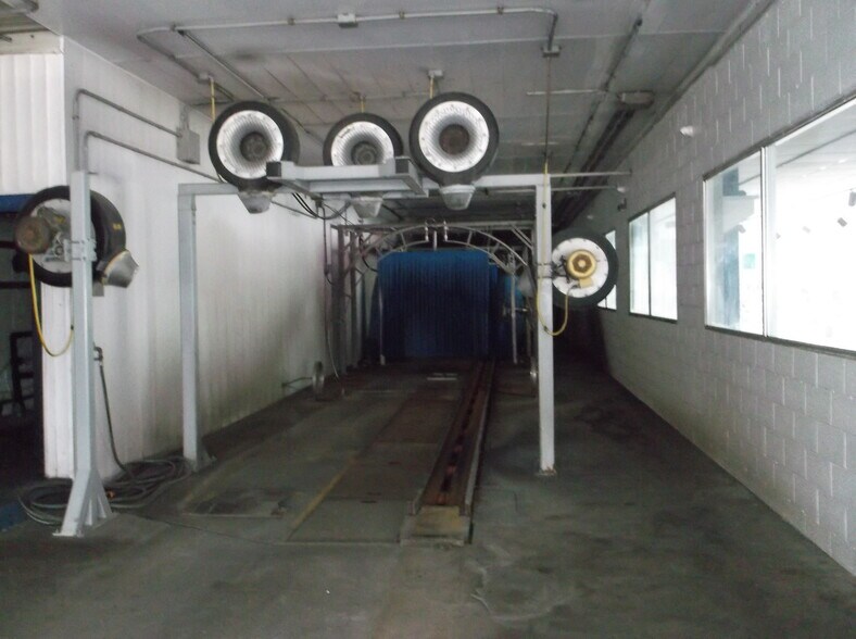 More Photos Of 911 Witzel Ave, Oshkosh Carwash For Lease