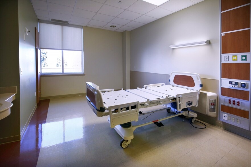 More Photos Of 1905 Doctors Hospital Dr, Bridgeport Healthcare For Sale