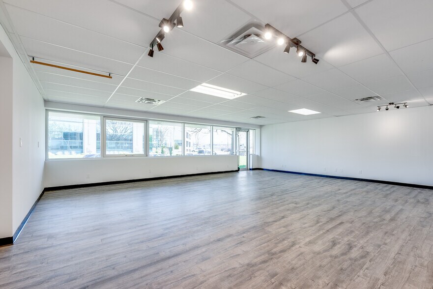 More Photos Of 17 Fitzgerald Rd, Ottawa Flex For Lease