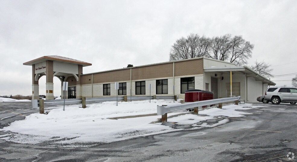 More Photos Of 100 E Oak St, Oak Creek Freestanding For Lease