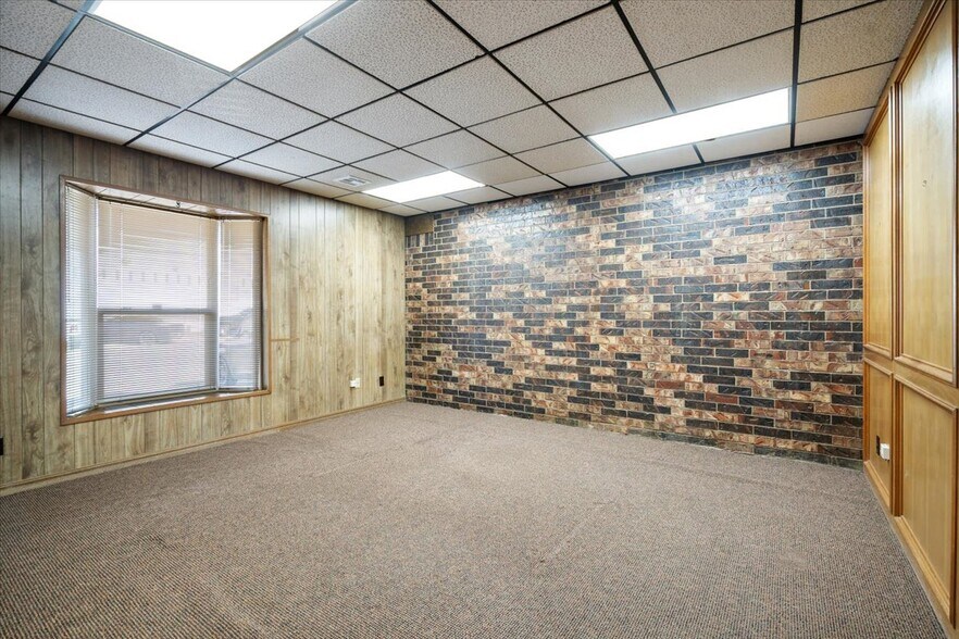 More Photos Of 411 W 1st St, Claremore Office For Sale