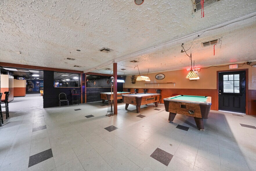 More Photos Of 200 S Frazier St, Conroe Bar For Sale
