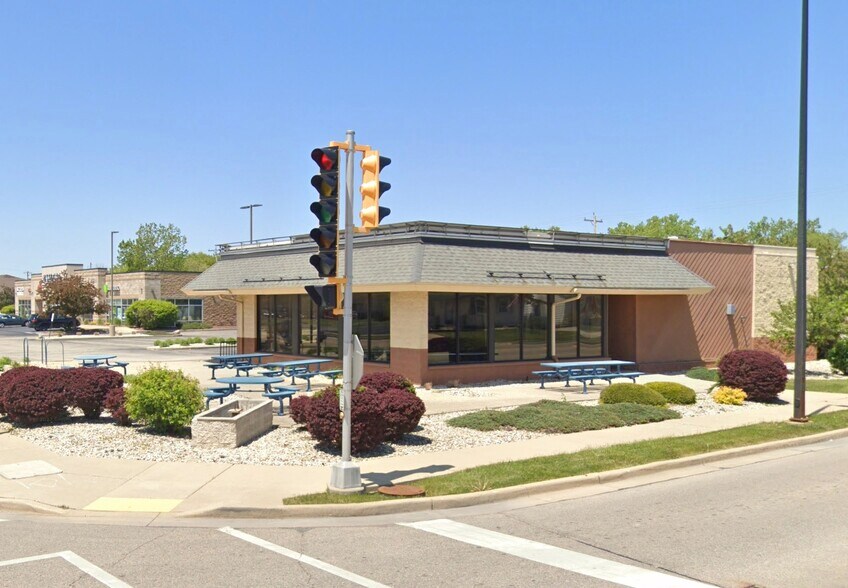 Primary Photo Of 1780 22nd Ave, Kenosha Fast Food For Sale
