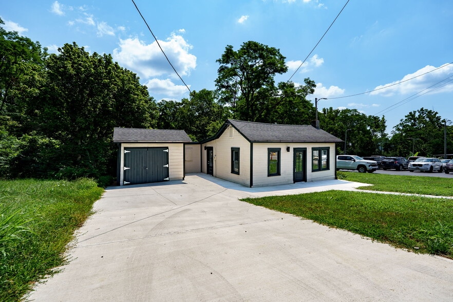 More Photos Of 520 N Broadway St, Lebanon Showroom For Sale