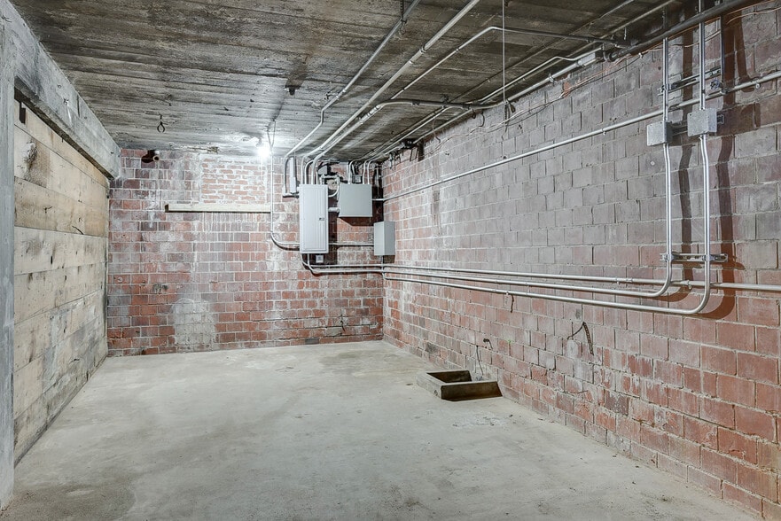 More Photos Of 1915 19th & Leavenworth Building, Omaha Restaurant For Lease