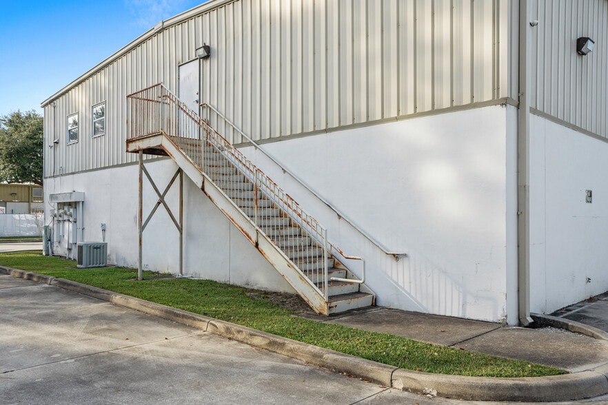 More Photos Of 4430 Eastport Pky, Port Orange Manufacturing For Sale