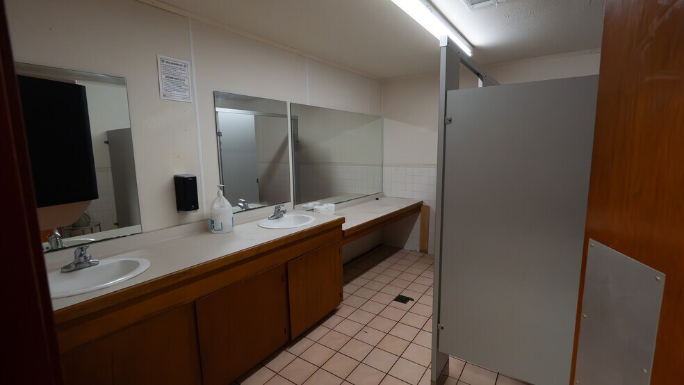 More Photos Of 6500-6502 Dixie Dr, Houston Bar For Sale