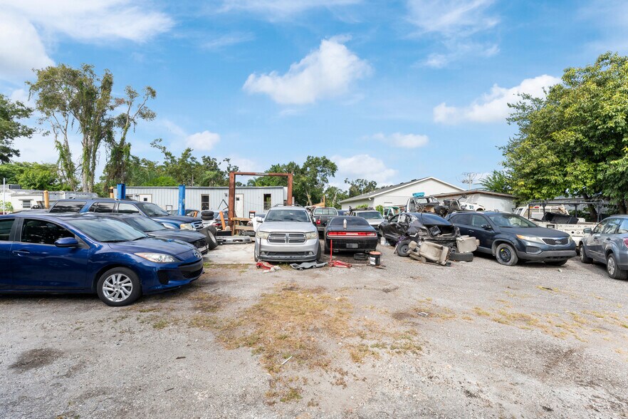 More Photos Of 5712 15th St, Bradenton Auto Dealership For Sale