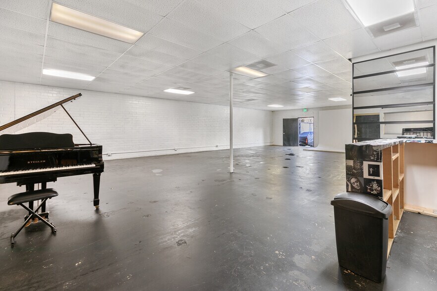 More Photos Of 6900 Melrose Ave, Los Angeles General Retail For Lease