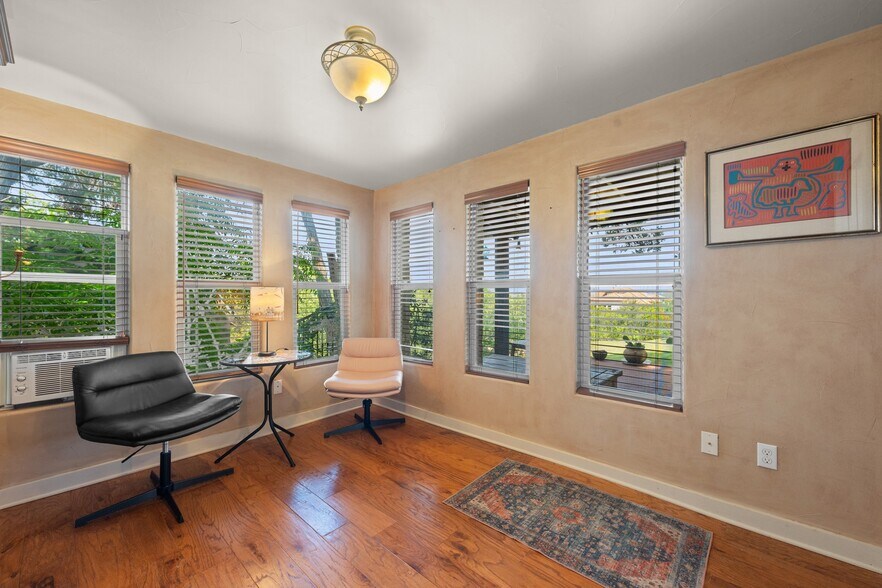More Photos Of 3911 Lago Vista Dr, Austin Apartments For Sale