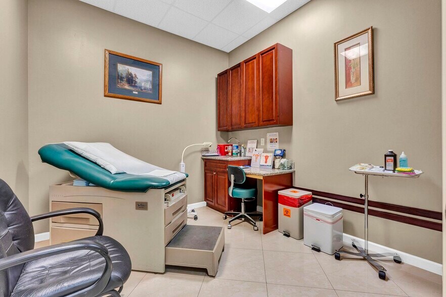 More Photos Of 1757 N University Dr, Pembroke Pines Storefront Retail Office For Lease