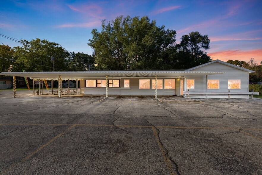 Primary Photo Of 5036 Paw Paw Lake Rd, Coloma Restaurant For Sale