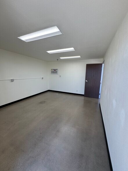 More Photos Of 2010 Holly Ave, Lake Havasu City Warehouse For Lease