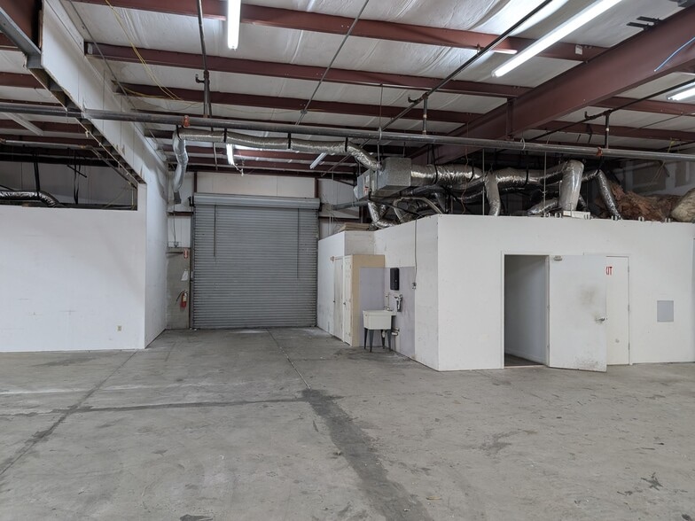 More Photos Of 1052-1060 Endeavor Ct, Nokomis Warehouse For Lease