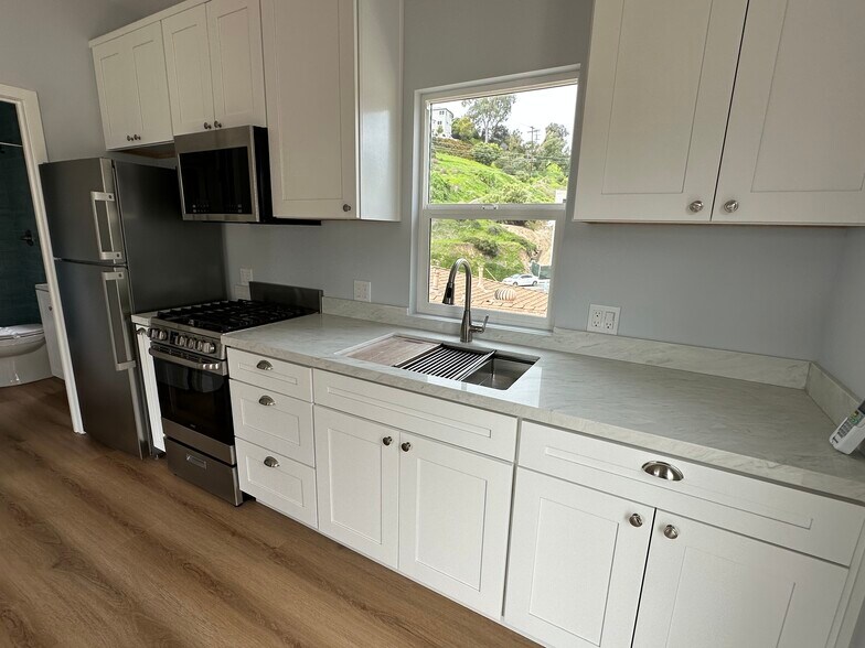 More Photos Of 2689 Reynard Way, San Diego Apartments For Sale