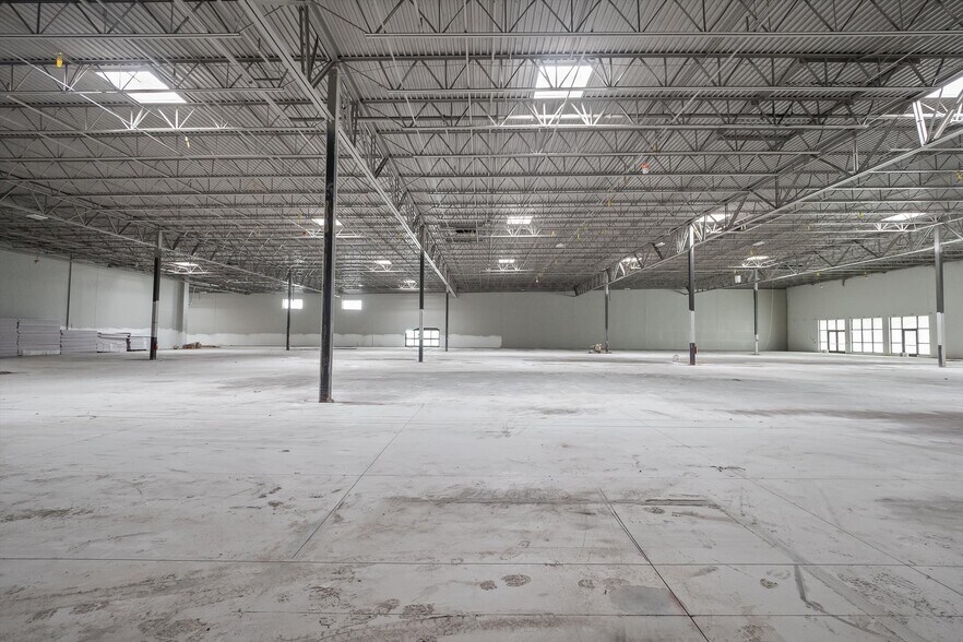 More Photos Of 662-868 E Big Beaver Rd, Troy Storefront For Lease