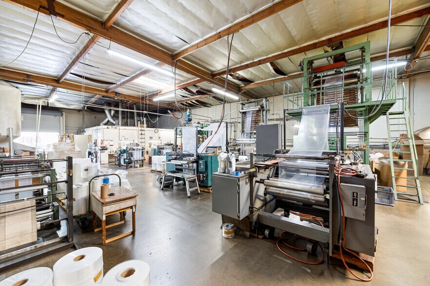 More Photos Of 1010-1016 W Barkley Ave, Orange Warehouse For Sale