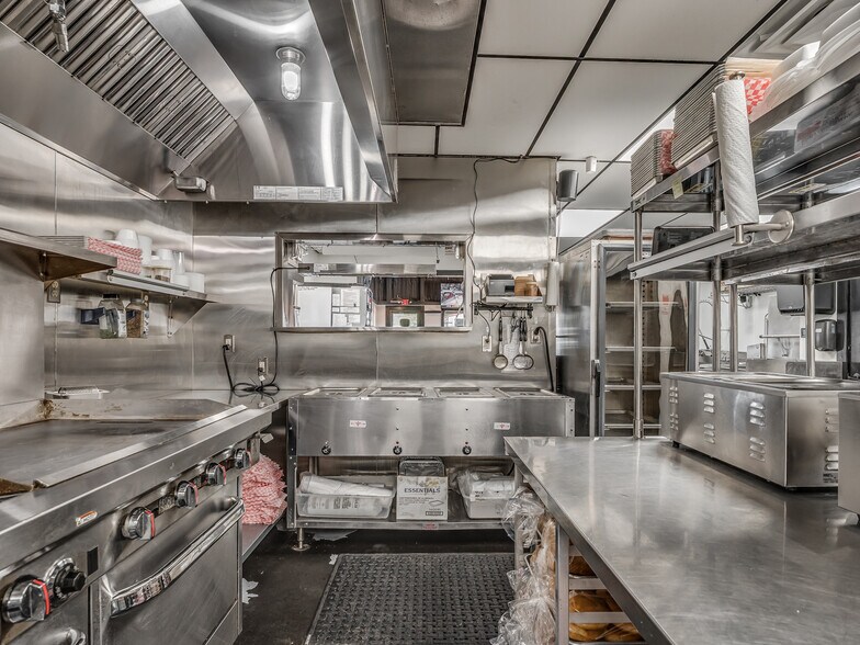 More Photos Of 106 NW 4th St, Lindsay Specialty For Sale