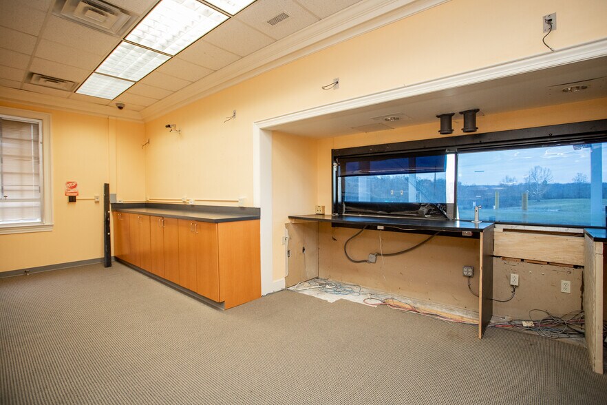More Photos Of 3651 Greensboro Rd, Ridgeway Bank For Lease