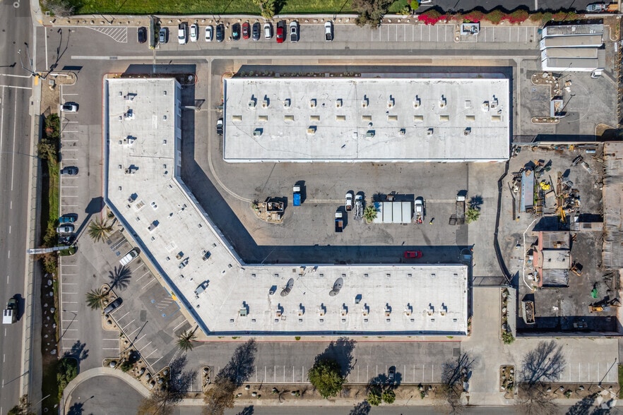 More Photos Of 2211 S Hunts Ln, San Bernardino Showroom For Lease