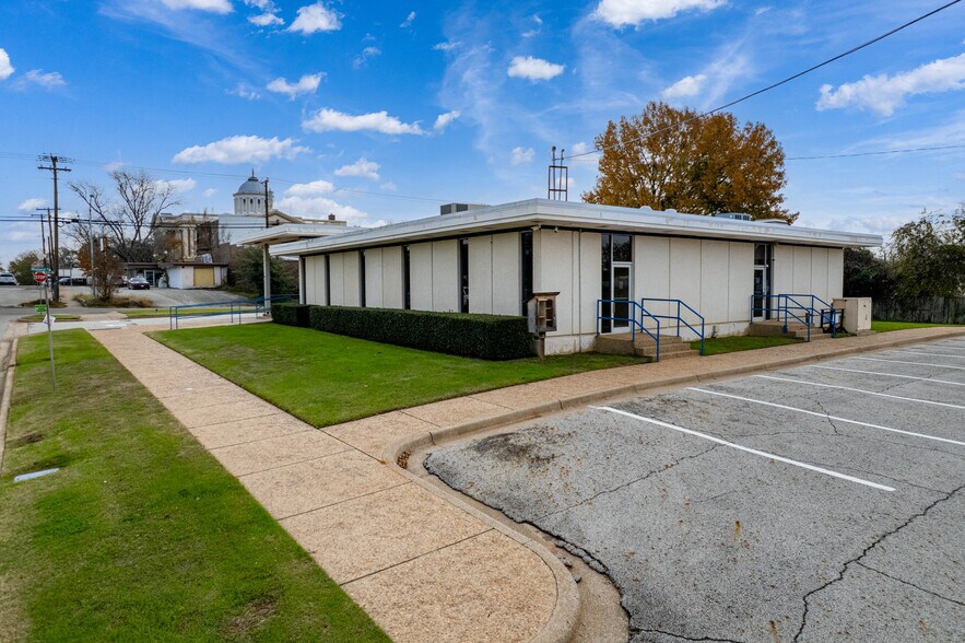 More Photos Of 412 E Lacy St, Palestine General Retail For Sale