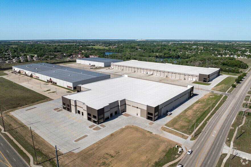 More Photos Of 1217 W MacArthur Rd, Wichita Warehouse For Lease