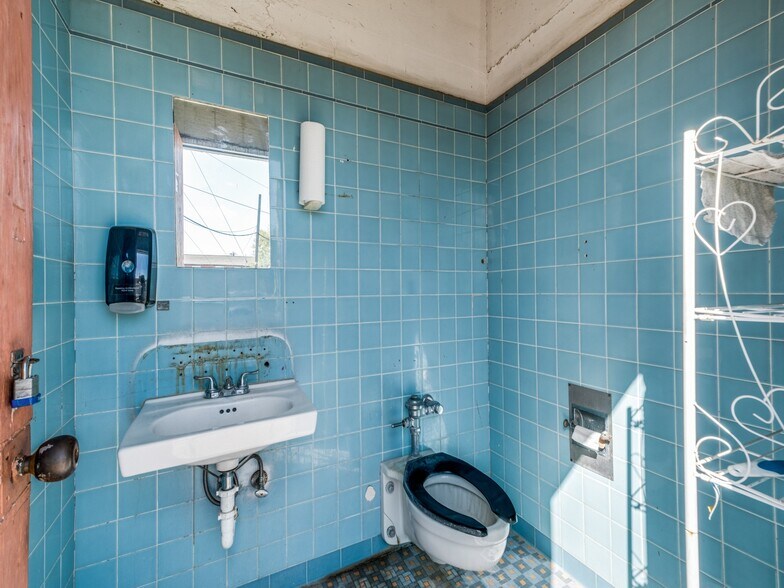 More Photos Of 1415 Cupples Rd, San Antonio Auto Repair For Sale