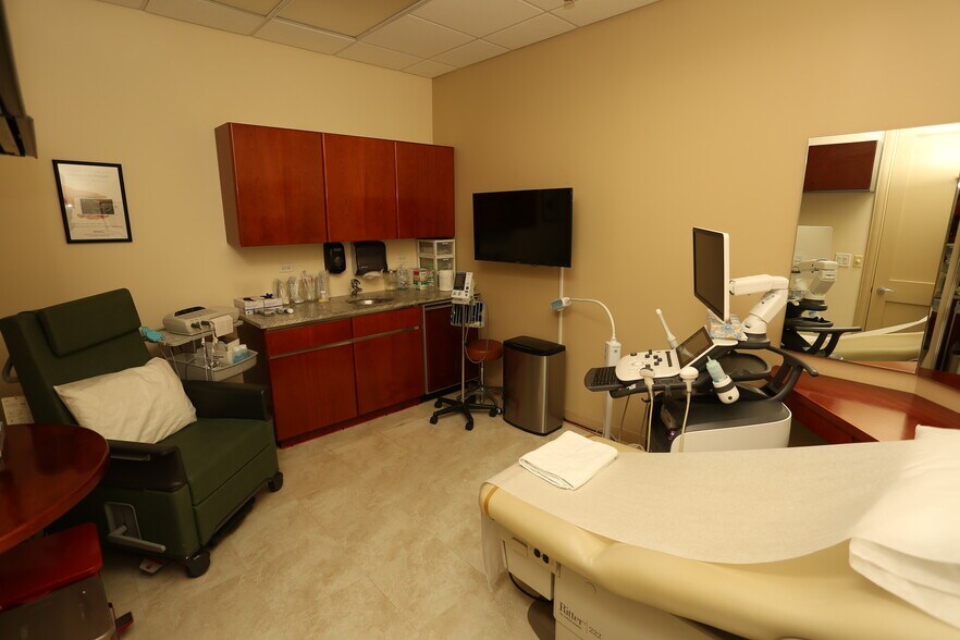 More Photos Of 58 E Walton St, Chicago Storefront Retail Office For Lease