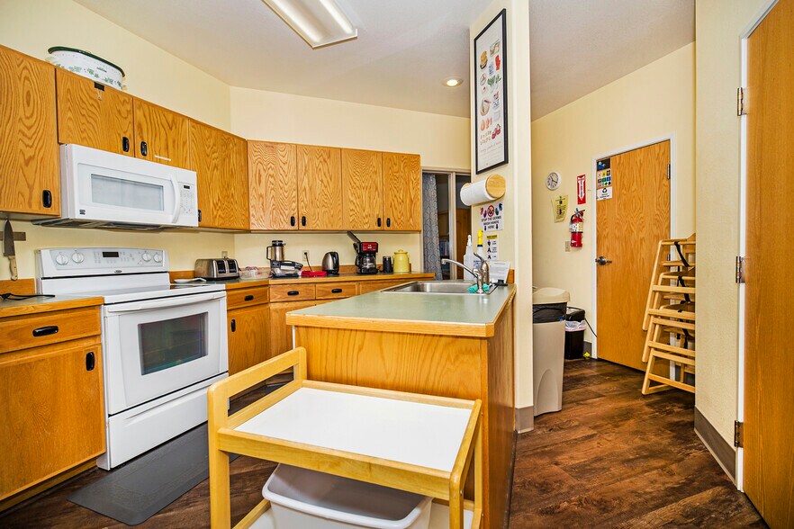 More Photos Of 137 McGhee Rd, Kootenai Storefront Retail Office For Sale