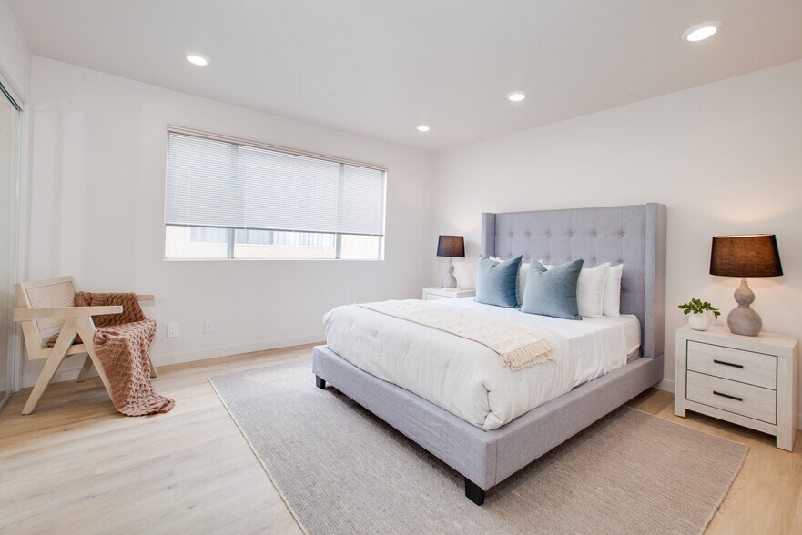 More Photos Of 1922 Canal St, Venice Apartments For Sale