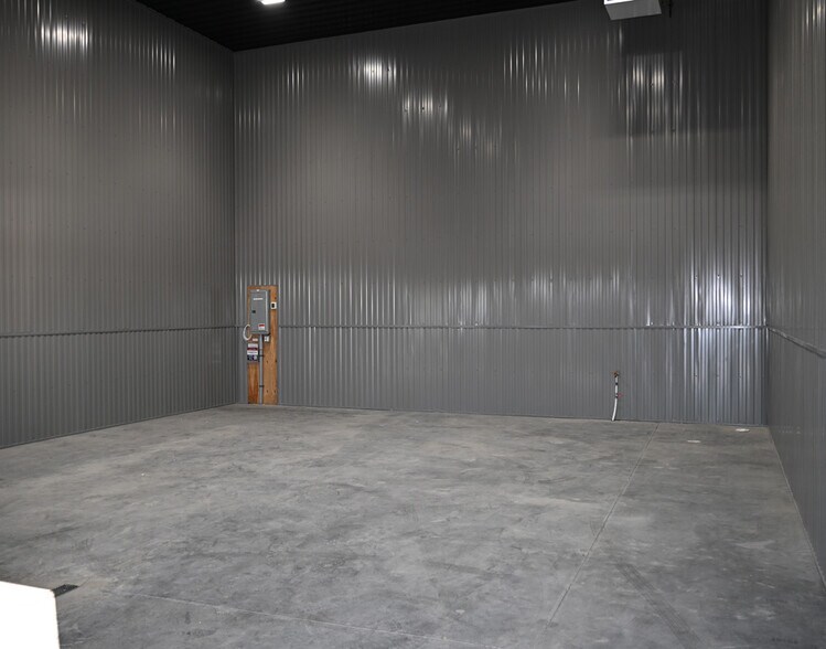 More Photos Of 10120-10160 72nd St, Otsego Warehouse For Lease