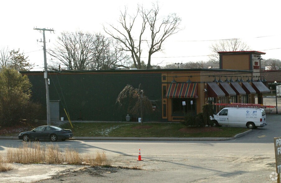 More Photos Of 593 W Main Rd, Middletown Freestanding For Lease