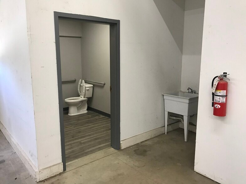 More Photos Of 612 N Main St, Cottage Grove Distribution For Lease