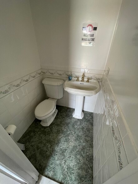 More Photos Of 135-153 Mineola Ave, Roslyn Heights Storefront Retail Office For Lease