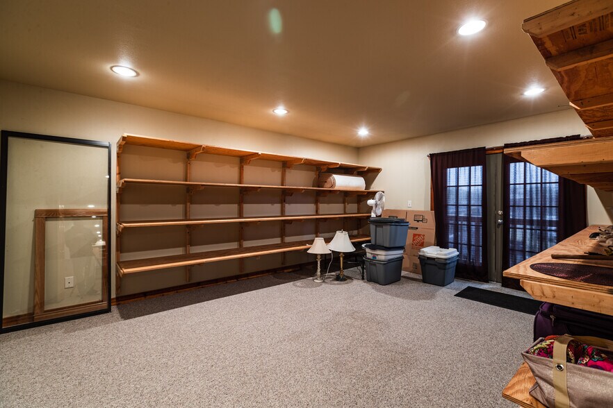 More Photos Of 1613 Chase St, La Crosse Showroom For Lease