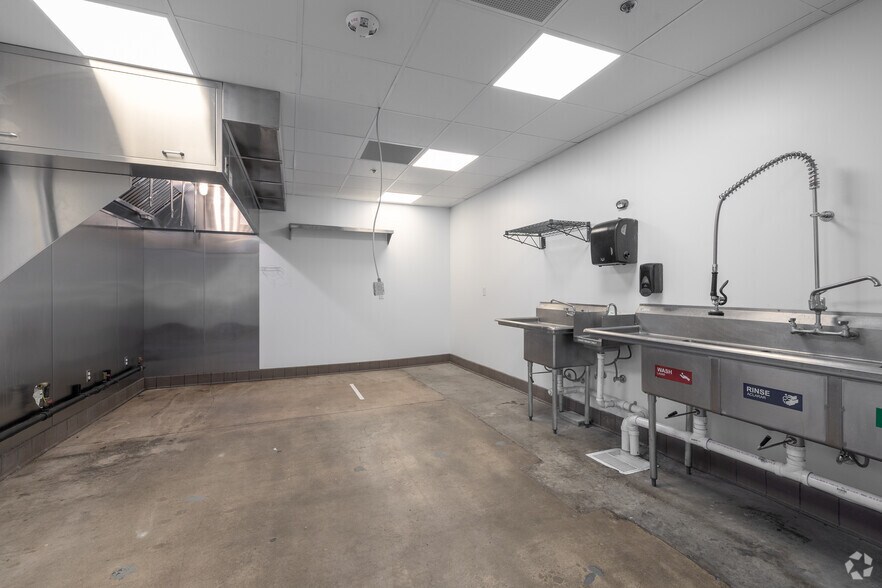 More Photos Of 427 Lombrano St, San Antonio Manufacturing For Lease