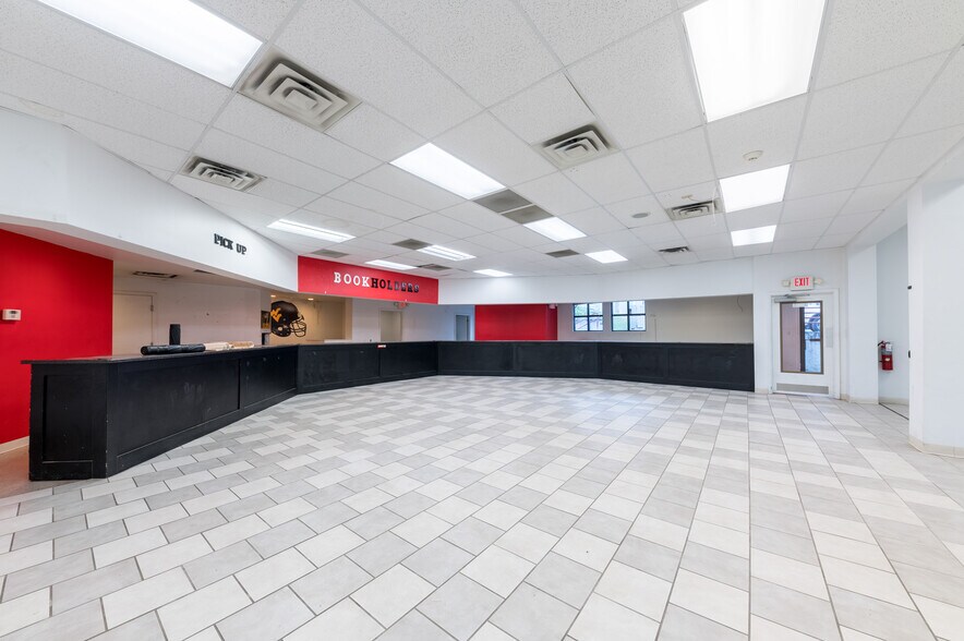 More Photos Of 1370 University Ave, Morgantown Storefront Retail Office For Lease